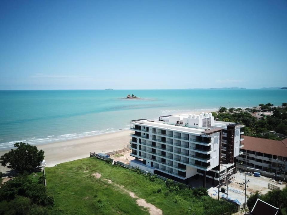 Beachfront Executive Studio Mae Phim Rayong Esterno foto